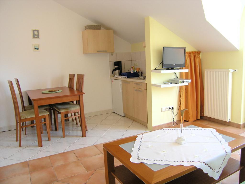 Apartments Kristina Krk Town Exterior photo